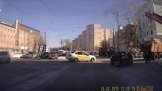 В Перми в час пик убирают снег из-за этого большие пробки.