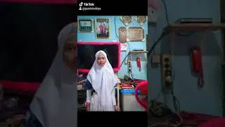 Foto aku pake seragam sekolah dan skrg gk pake baju seragam sekolah check 💛
