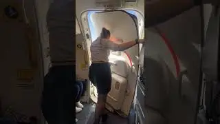 WOW.. PRAMUGARI BAHENUL TUTUP PINTU PESAWAT DENGAN RAPIH | Colmek melon 
