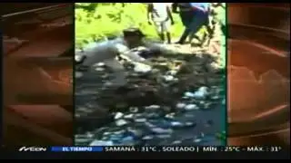 Ladron intenta escapar de la policia y se mete a una cañada casi se ahoga RD