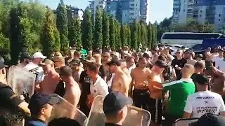 Kibice Lechii Gdańsk pod stadionem w Skopje. Mecz FK Akademija Pandev - Lechia Gdańsk | 14.07.2022
