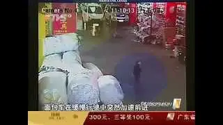 Двухлетнюю девочку в Китае переехали два грузовика +100500