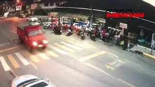SÜRÜCÜSÜ FENALAŞAN OTOMOBİL KONTROLDEN ÇIKTI