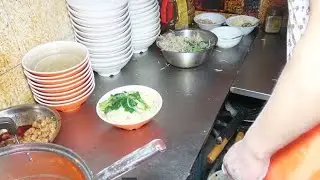 实拍开封27年刀削面馆，一碗10元，面条劲道有弹性，汤汁清凉爽口