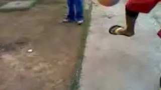 camarada petecando a bola antes do  ttreino