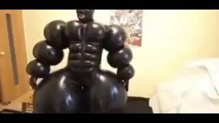 Мем где мужик одет в толстом накачаном чёрном костюме