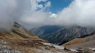 горы окутаны облаками