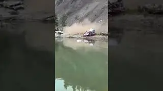 автошоу при котором автомобили скидываются с большого оврага в Глейшере-Вью для развлечения зрителей