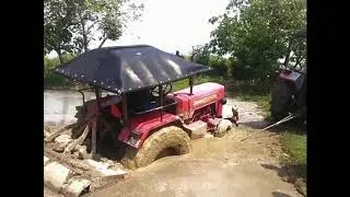 Cara menarik traktor yang sangkut di lumpur