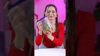 Нарізала огірок в банку