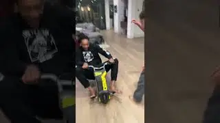WIZ KHALIFA RIDES AROUND ON TRICYCLE 🚲🚴‍♀️🚴