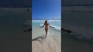 Выхожу из моря в одном купальнике