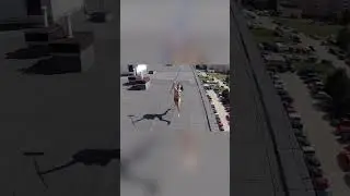 Девушка загорала на крыше, и тут появился дрон