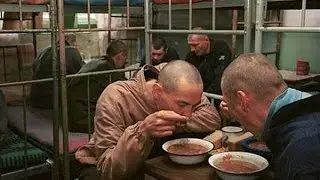 Тарелочка с дырочкой. Петух в тюрьме.