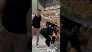 Пранк в магазине! Качок засмотрелся на девушку и решил… 