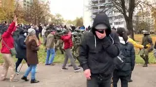 Протестующий не боится силовика с ружьём прогоняет его