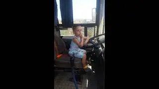 menino dirigindo ônibus indo pro Ceará