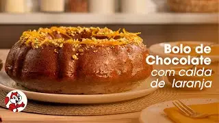 Bolo de chocolate com calda de laranja