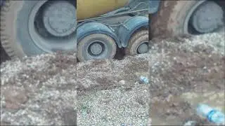 трактор вытаскивает миксер