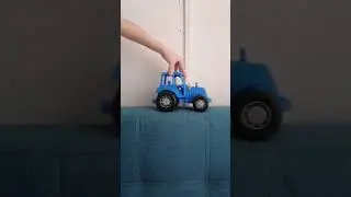 Синий трактор и пожарная машина 