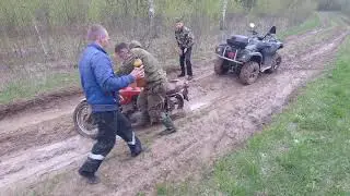 месим грязь на квадроцикле и на мотоциклах