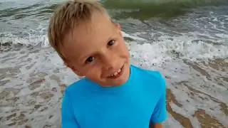 Елисей делает разминку на берегу море
