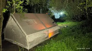 Yağmurlu havada ormanda sıcak çadır kampı şişme çadır. muhteşem yemekler tatlılar. Hot tent camping