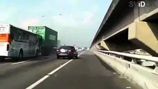 The bus flew into the trailer Автобус влетел в прицеп
