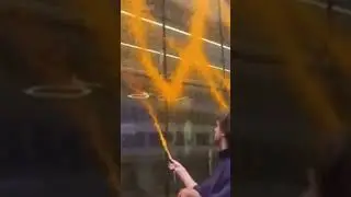 Залила краской стену.  Зачем? 