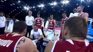 Евгений Пашутин разговаривает с баскетболистами сборной России в таймауте.
