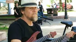 Straßenmusiker, Joel Rodriques, in Riva del Garda im Juni 2024 aufgenommen.