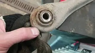 Quick replacement of rear suspension control arms on Ford Focus 3. Client video. And sway bar lin...
