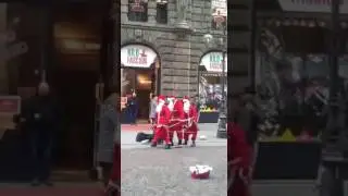 Весёлые санта-клаусы