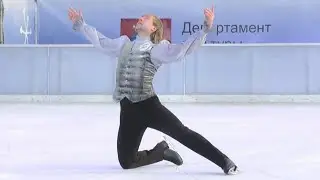 Люди в коньках смотрят как катается гений льда. Евгений Плющенко на открытом катке в Парке Горького