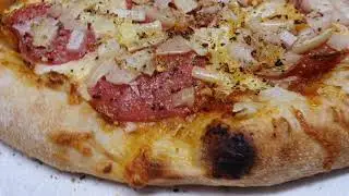 Pizza selbst gemacht im Pizzaofen