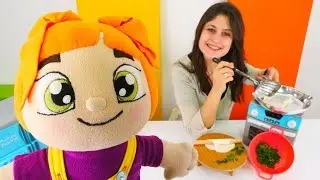 Ayşe Lili için ıspanaklı börek yapıyor.