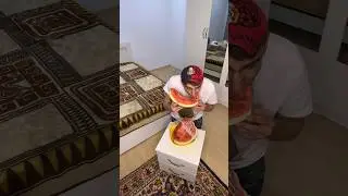 Мелкий сожрал арбуз 