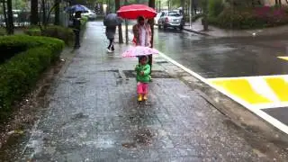 윤경이 장화신고 물장난 (2011-04-30)