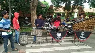 PENGAMEN ANGKLUNG DARI CIREBON IDER IDERAN DI CFD SUMBER
