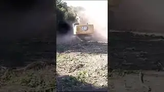 НАШ ГУСЕНИЧНЫЙ 30 -ти тонный экскаватор с широкими гусеницами и мульчерной головкой вместо ковша