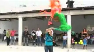 Los niños y  grandes en una Piñata