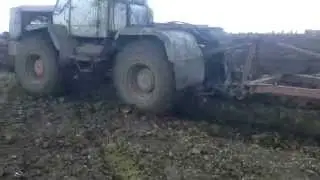 т150к  вспашка плугом помета посмотрите