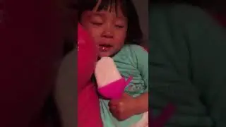 Little girl licking popsicle while sleeping 小孩边睡觉边吃冰