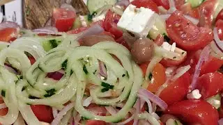 Salată Grecească, gustoasă și simplu de făcut, perfectă pentru vară