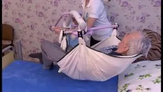 Przenoszenie chorego przy pomocy dźwigu
