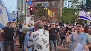 מאות פעילי ימין כעת בהפגנה מול הקריה  הקריאות הן : הדחת גאלנט מתפקיד שר הביטחון .