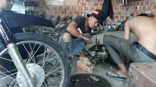 Kỹ thuật kê cốt máy để chuẩn bị ráp những bộ phận của lốc máy xe honda