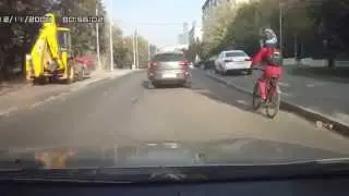 Папаша с дитём на велосипеде. Ой, дурааак...