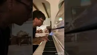Ultimo suona 22 Settembre (Ultimo) al Pianoforte.