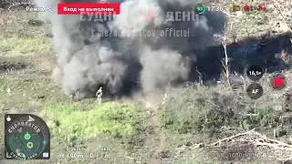 Удар дроном камикадзе ВТ 40 по трем укронацистам, несущим тело четвертого